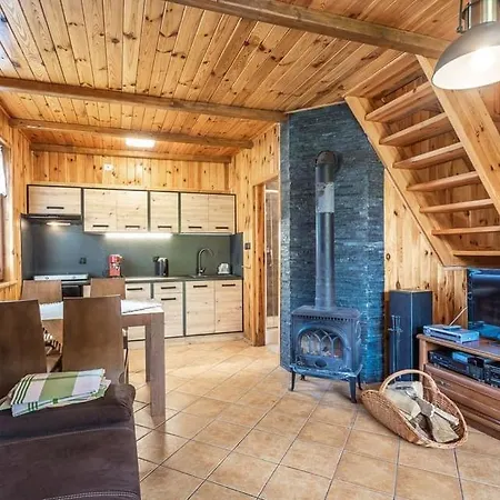 Caloroczne Nad Morzem I Jeziorem 펜션 *